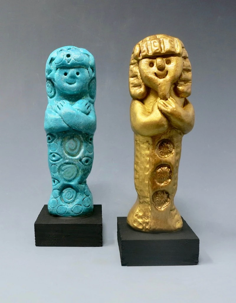 Learn to make your own art display pedestals with this project tutorial!  These DIY pedestals made with wood and CelluClay instant paper mache will add a sophisticated touch to any art project display!